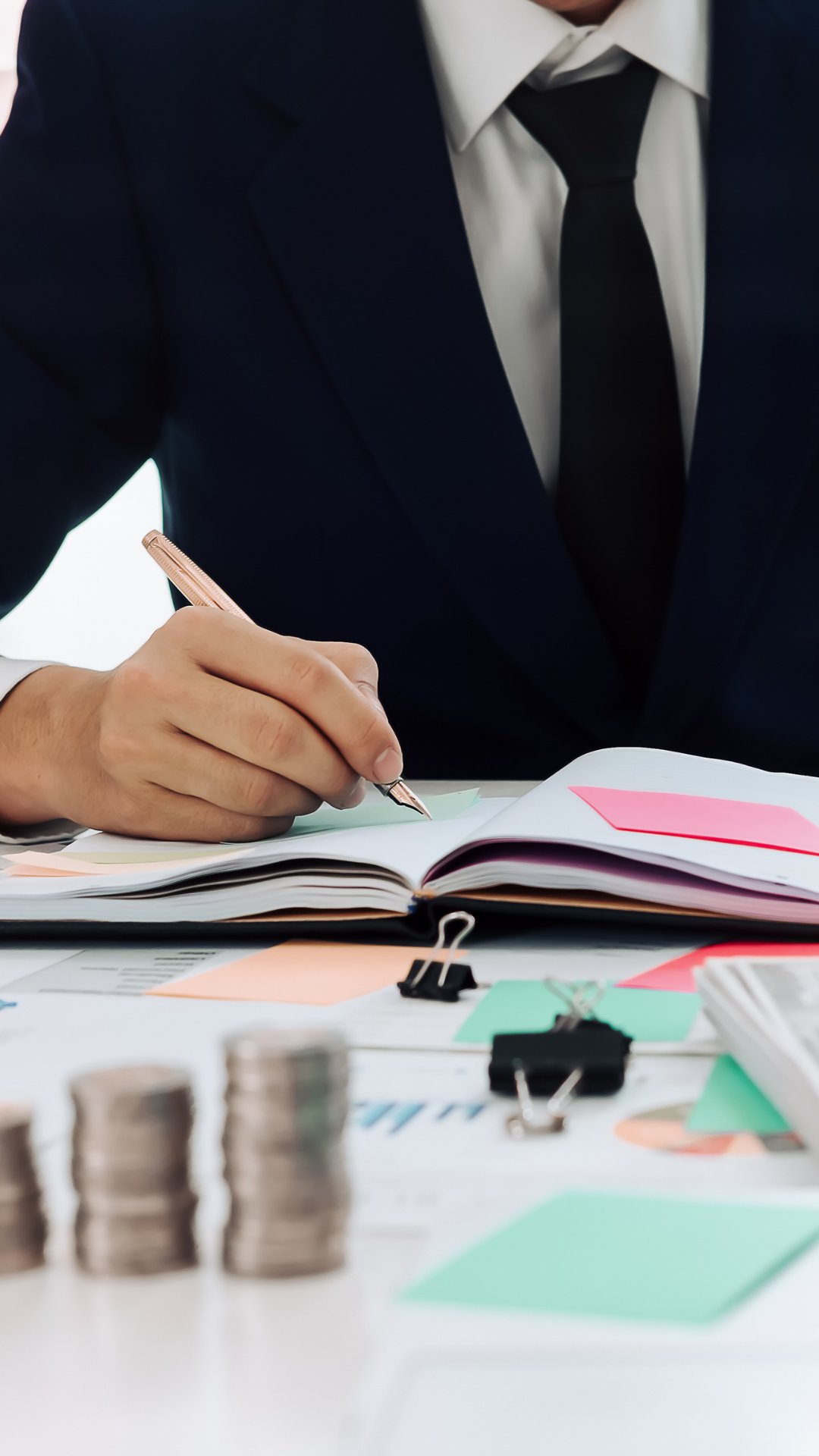 Consultor de KZN registrando información financiera en libreta